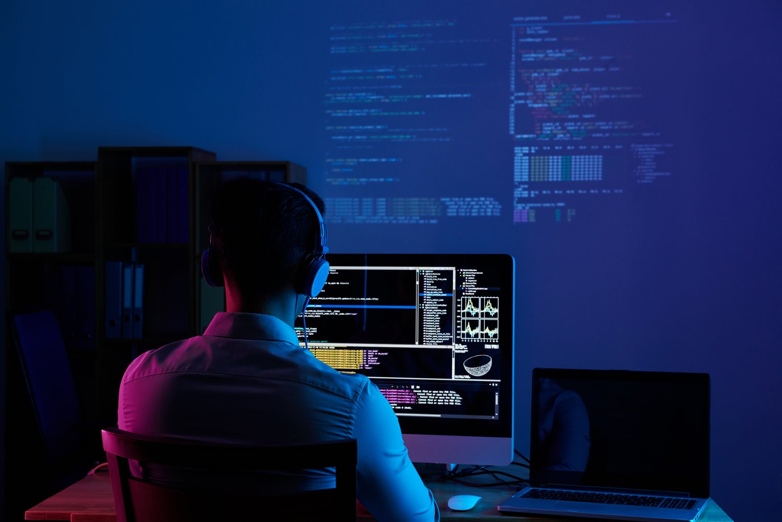 Image d'un programmeur qui est devant son écran d'ordinateur
